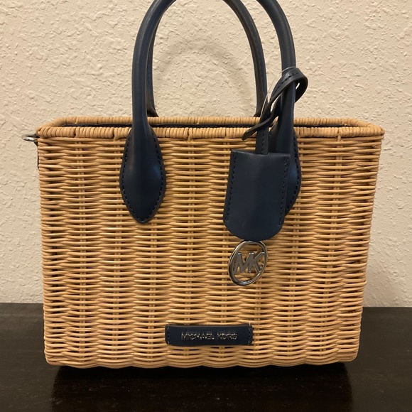 New, THE MICHAEL KORS MIRELLA SMALL SHOPPER TH CROSSBODY IN NAVY, Missing strap - Picture 5 of 8